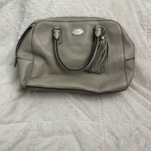 NEW MICHAEL KORS MEDIUM SANDRINE
SATCHEL. Pebble leather. Bisque